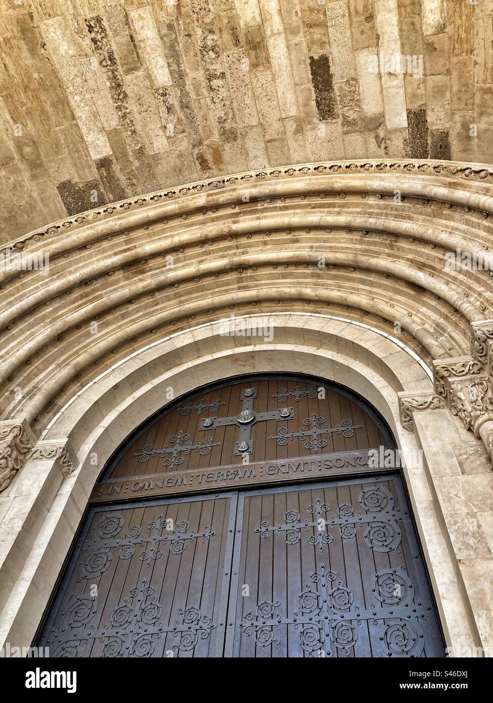 Détail de la porte d'entrée de la cathédrale se de Lisbonne ( se de Lisboa) construite à l'origine dans le style roman. Aussi avec le nom de Église de Santa Maria Maior). Banque D'Images