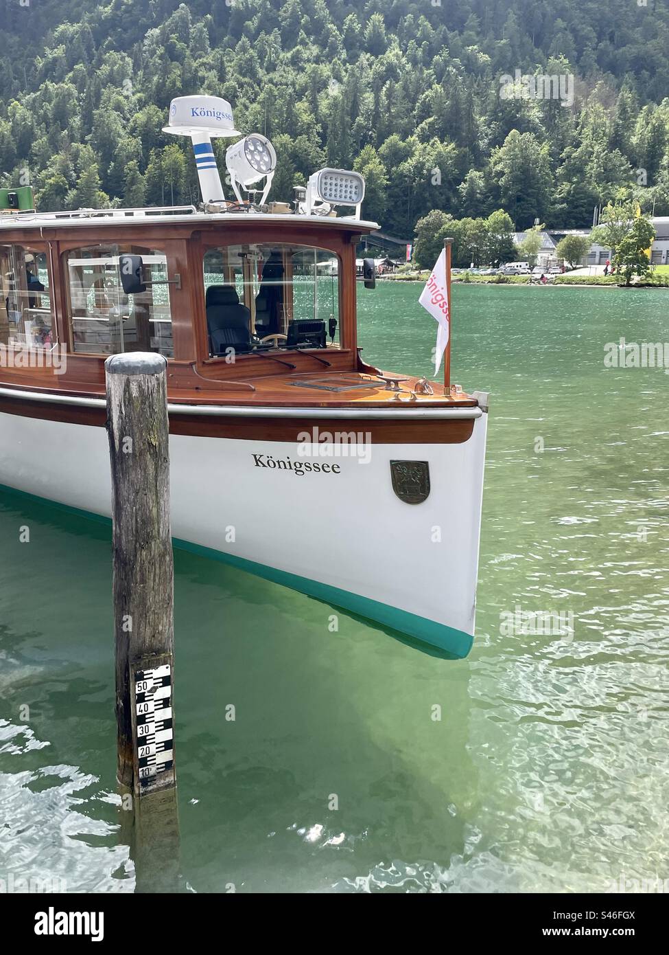 Un bateau a accosté à l'embarcadère de Königsee, l'un des lacs les plus célèbres et les plus propres d'Allemagne Banque D'Images