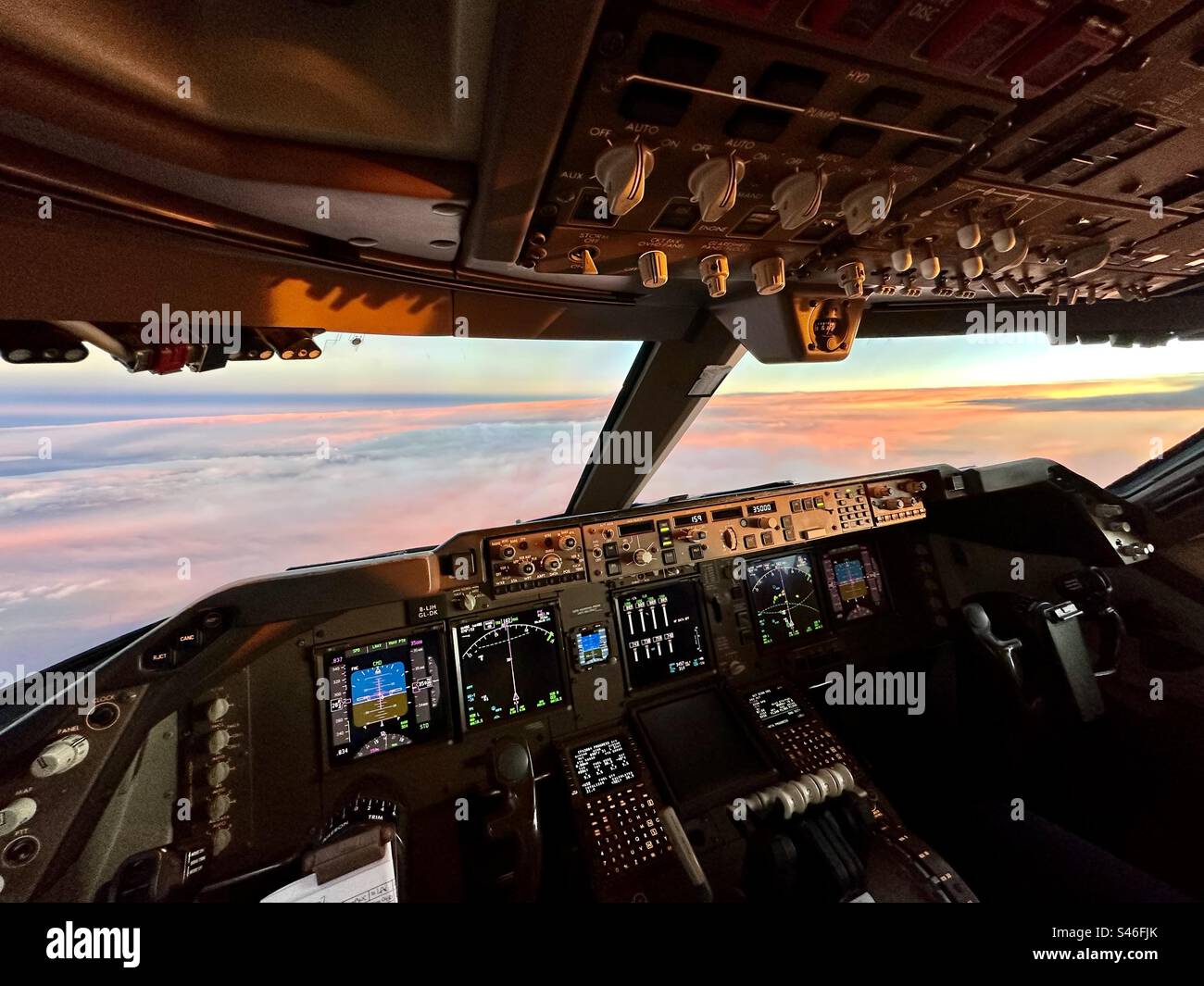 Coucher de soleil depuis le pont d'envol de Boeing747-800 Banque D'Images
