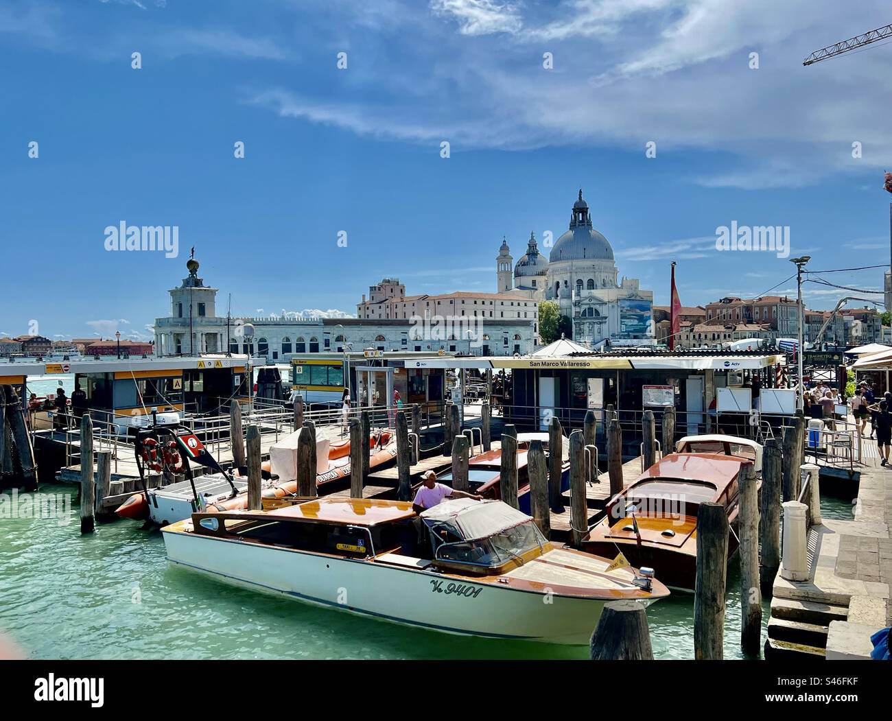 Vue de San Marco à Venise sur le Grand Canale avec Basilica di Santa Maria della Salute en arrière-plan - Image de stock capturée avec un smartphone