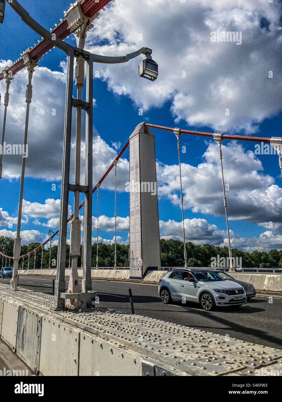 Vue rapprochée en traversant le pont Chelsea en passant sur la Tamise, Londres - Image de stock capturée avec un smartphone