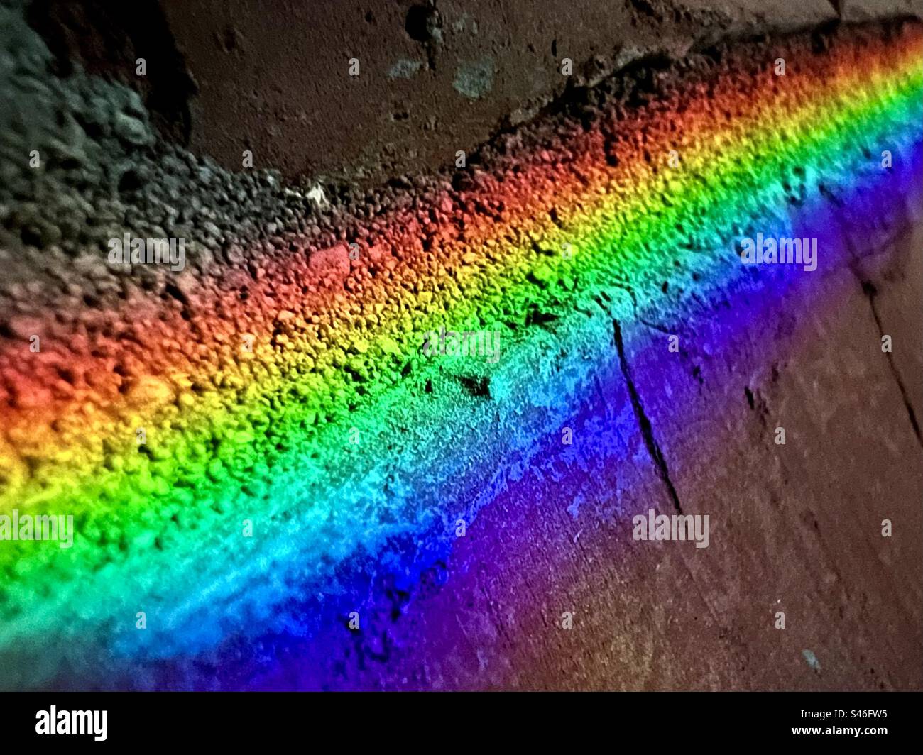 Couleurs arc-en-ciel reflétées dans un mur de briques Banque D'Images