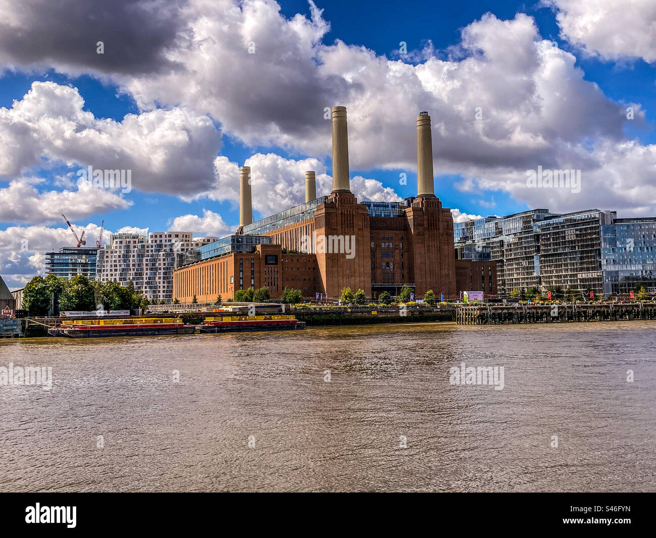 La centrale électrique de Battersea vue depuis le quai de Chelsea Banque D'Images