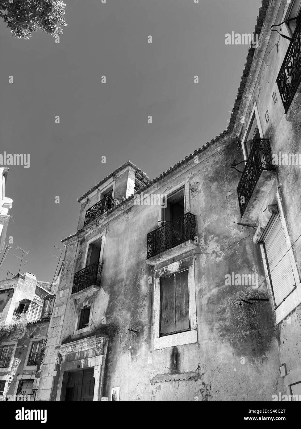 Ancienne maison traditionnelle portugaise, à Lisbonne, près du château de São Jorge (dans un état abandonné). Banque D'Images