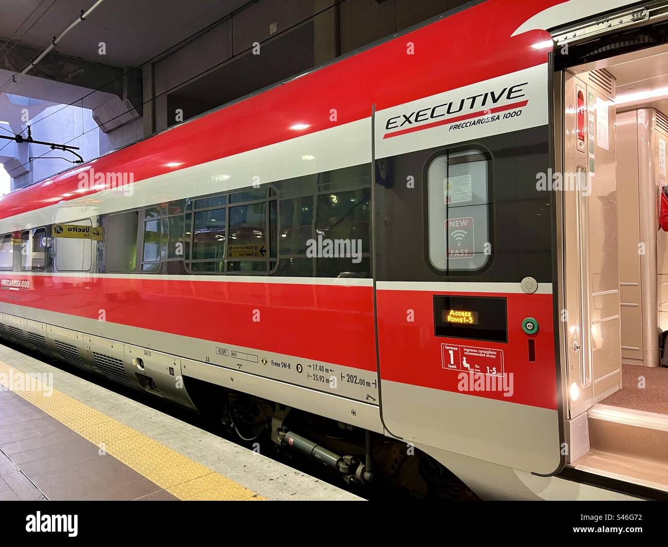 Entrée de voiture Executive rouge, argentée et noire d’un train à grande vitesse Frecciarossa 1000 dans la gare centrale de Bologne Banque D'Images