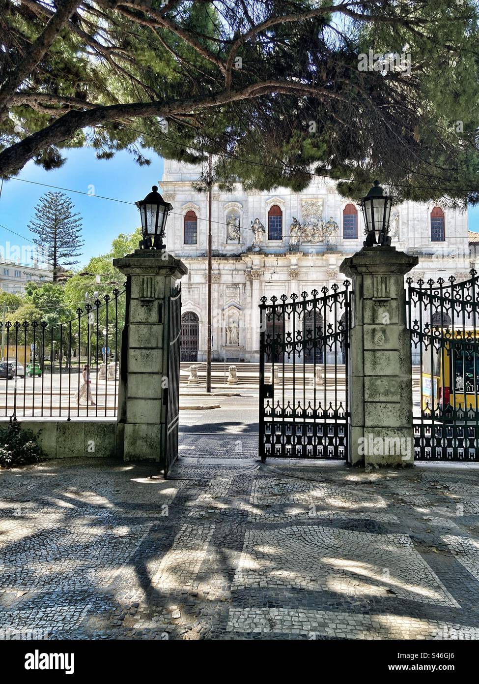 Vue parciale de Basilica da Estrela, Lisbonne, et entrée de ce côté de Jardim (jardin) da Estrela. Portes en fer et lumières d'entrée du jardin côté Basilique. Banque D'Images