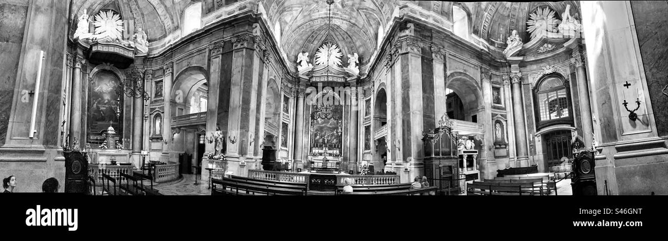 Intérieur panoramique de l'église néoclassique (et baroque) Basilica da Estrela, Lisbonne, du 18e siècle. Ici des tons monochromatiques. Abondamment décoré avec différents types de marbre. Banque D'Images