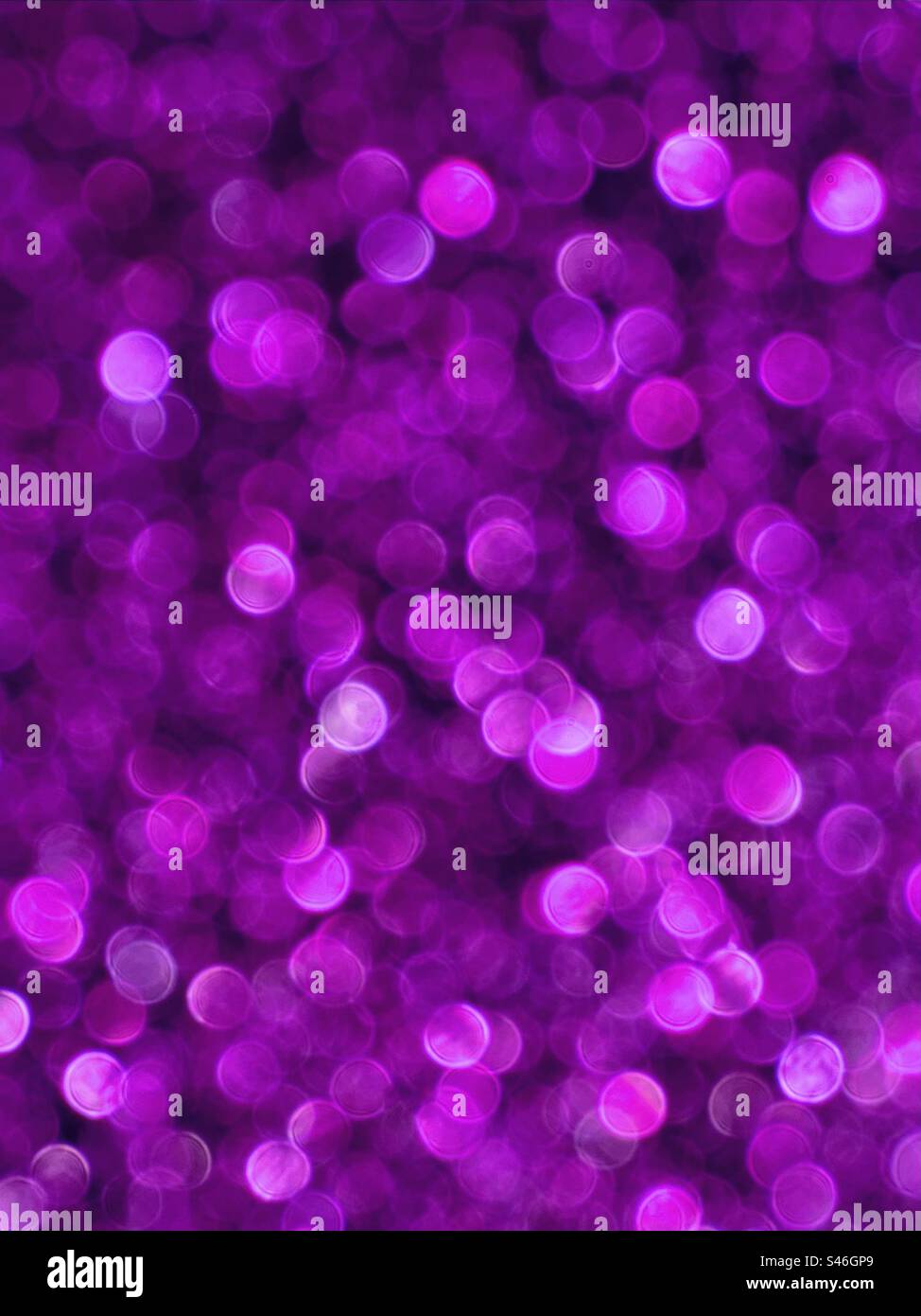 Fond bokeh violet vertical Banque D'Images
