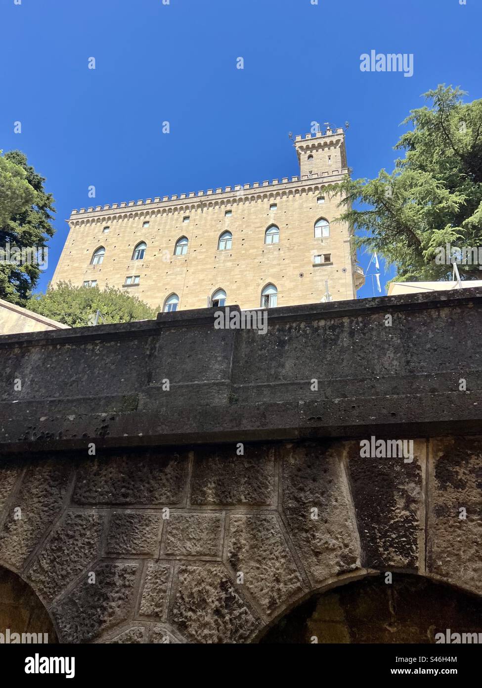 Piazza Pubblico Della Repubblica di San Marino bâtiment contre un ciel bleu clair domine la vue de la rue inférieure de Giardino dei Liburni Banque D'Images