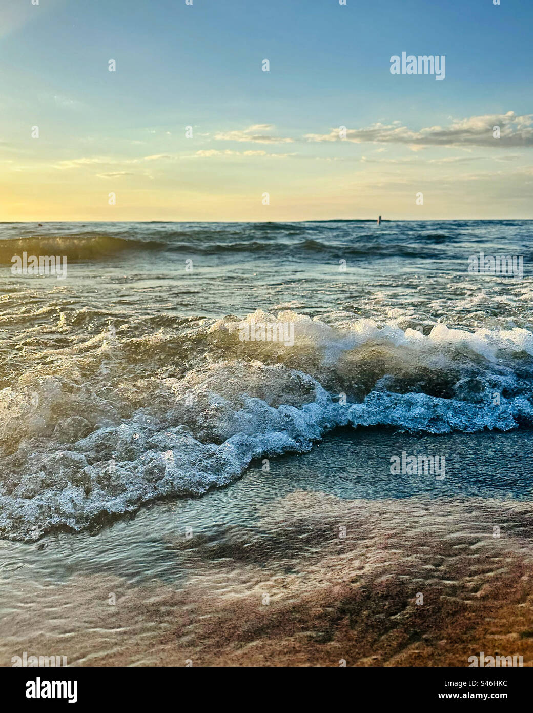 Vagues s'écrasant sur un rivage de plage. - Image de stock capturée avec un smartphone