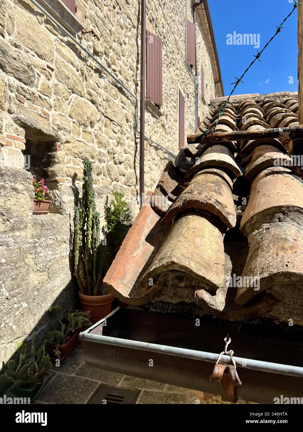 Roofline au niveau de la rue dans la ville de Saint-Marin - Image de stock capturée avec un smartphone