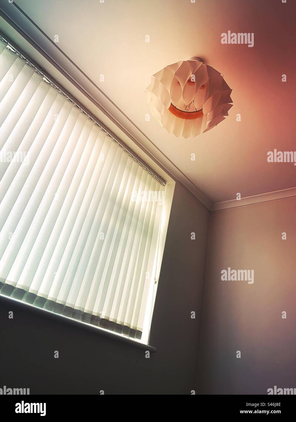 Un intérieur de pièce vide avec des stores de fenêtre et un plafonnier Banque D'Images