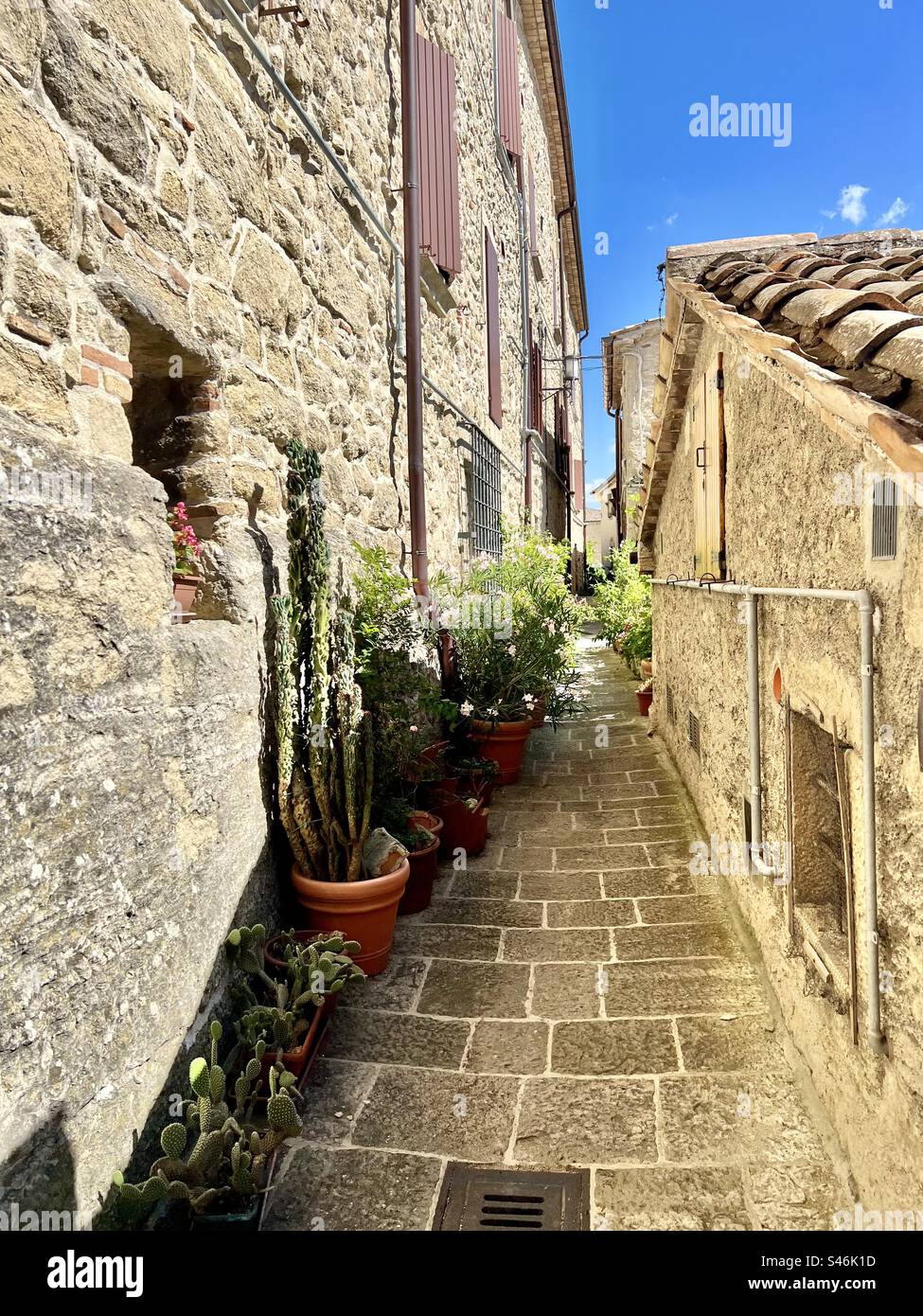 Une petite rue dans la capitale de Saint-Marin - Image de stock capturée avec un smartphone