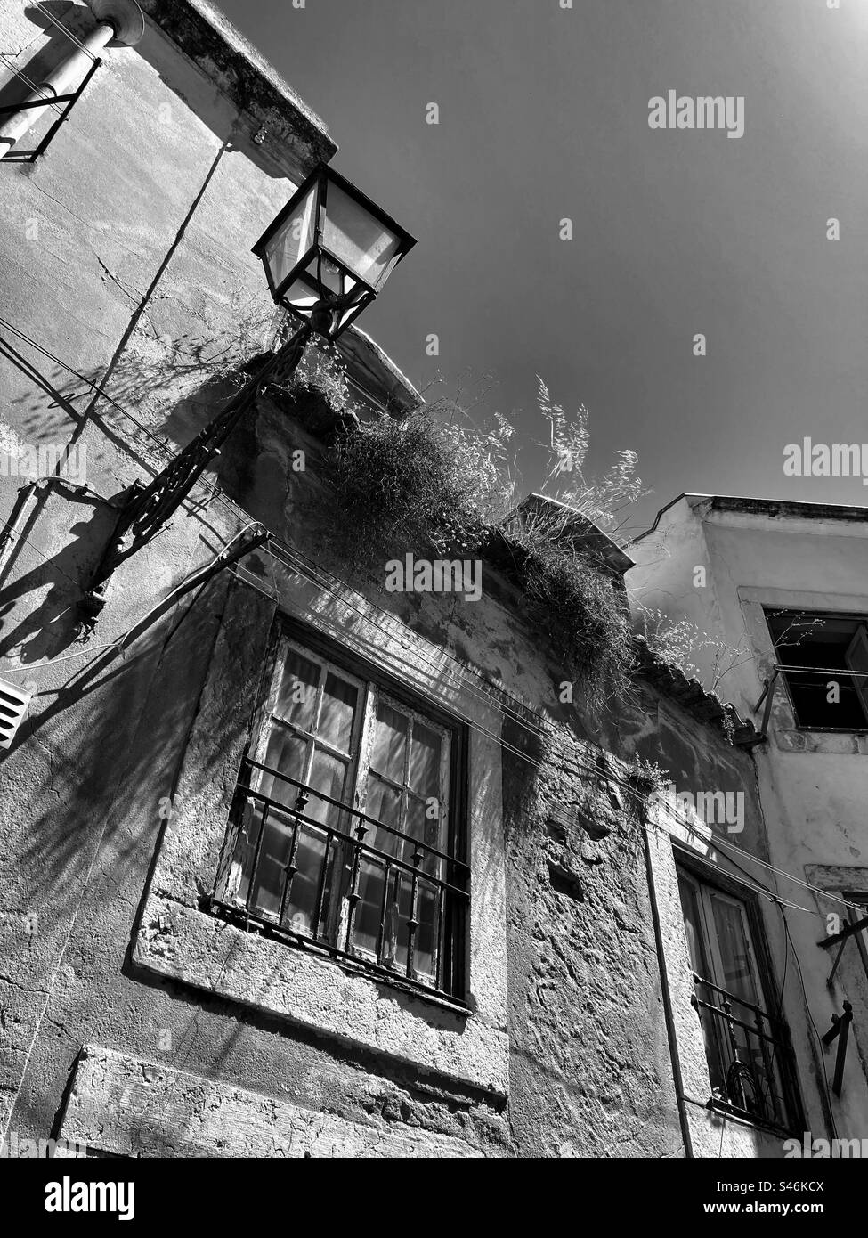 Détail de la fenêtre et la façade de la maison typique de Lisbonne, près des rues de S.Jorge Castle.Monochromatic ton. Banque D'Images