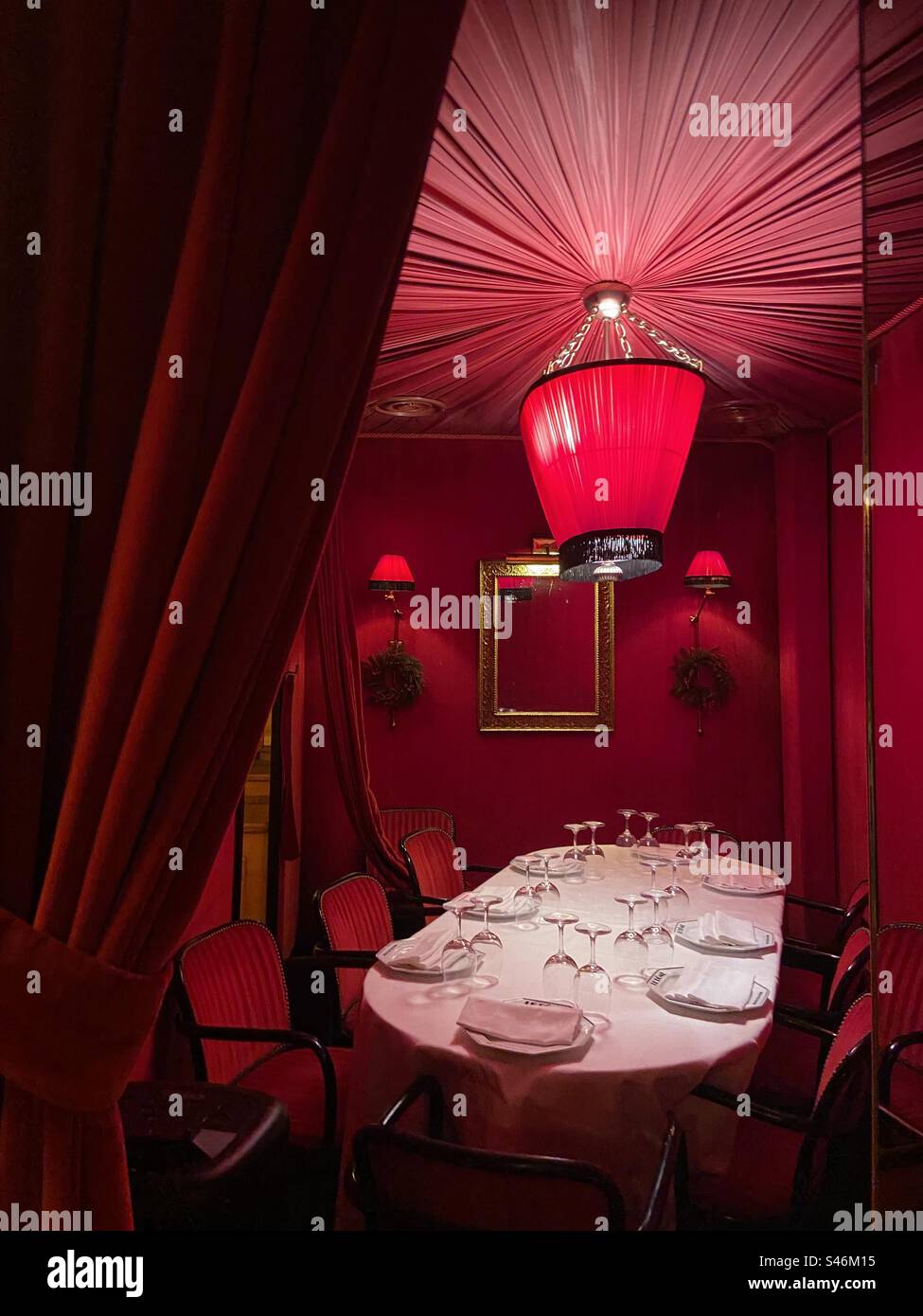 Restaurant français à paris avec une salle à manger privée pour les invités sélectionnés Banque D'Images