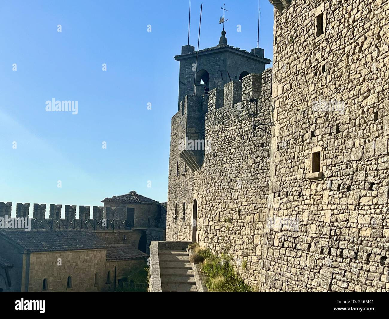 Murs de pierre et tour par une journée ensoleillée à la forteresse de Guaita dans la ville de Saint-Marin Banque D'Images