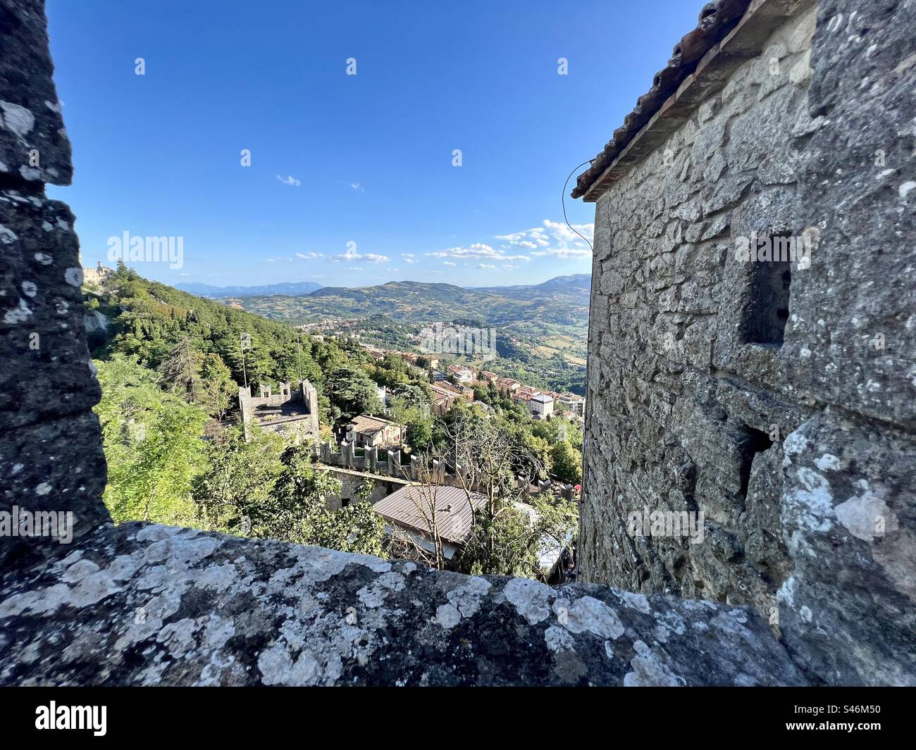 Vue depuis la forteresse Prima Torre-la Rocca-Guaita dans la République de Saint-Marin Banque D'Images