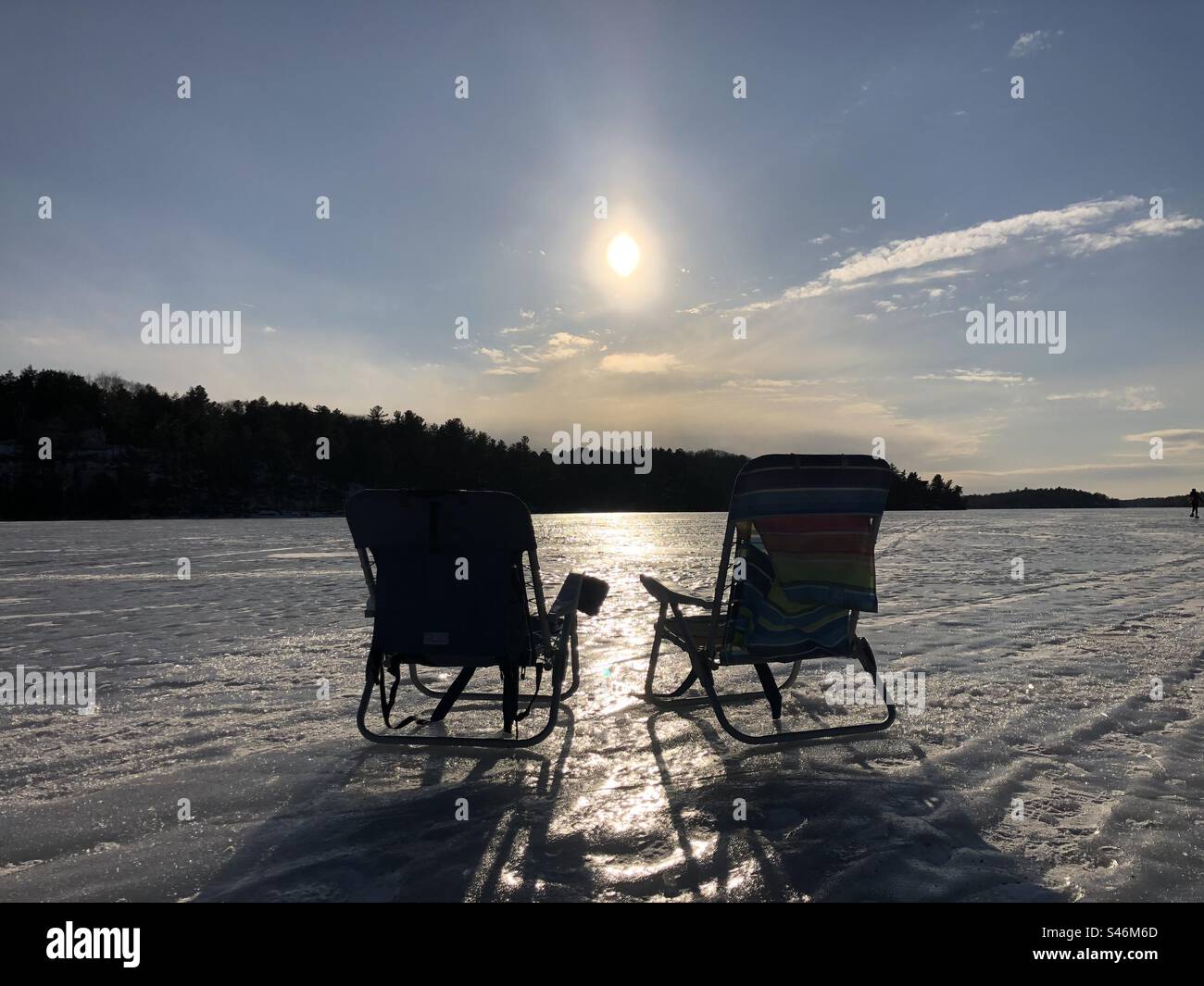 Chaises sur le lac gelé prêt pour le coucher du soleil - Image de stock capturée avec un smartphone