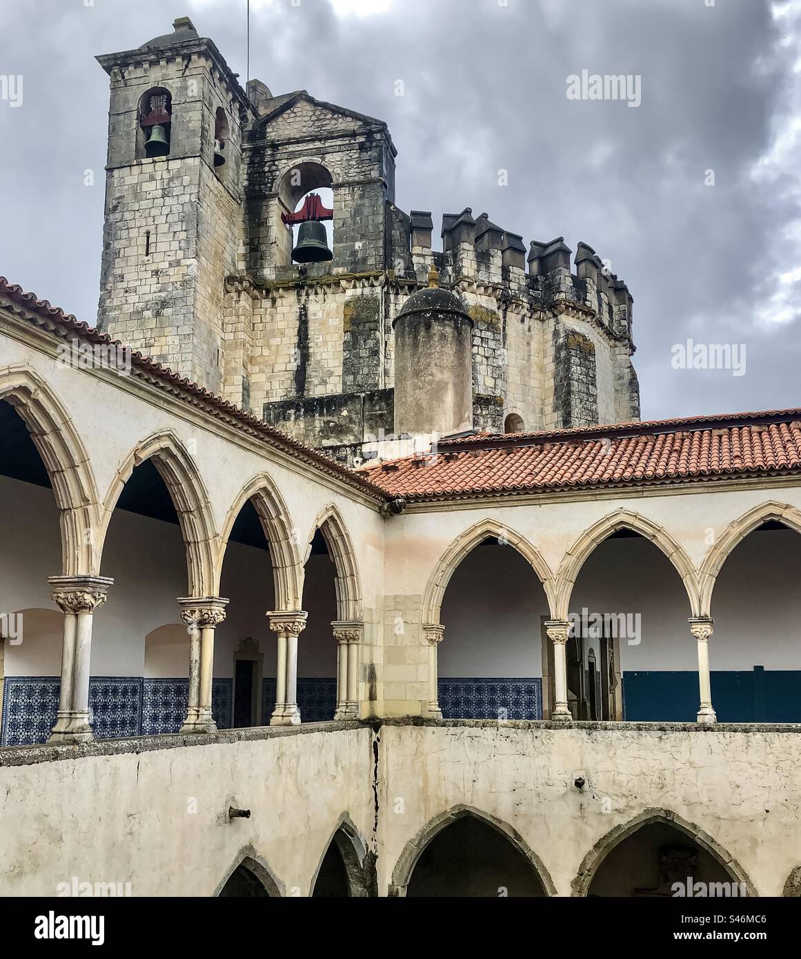 Clocher et arches au Convento de Cristo à Tomar, Portugal. Banque D'Images