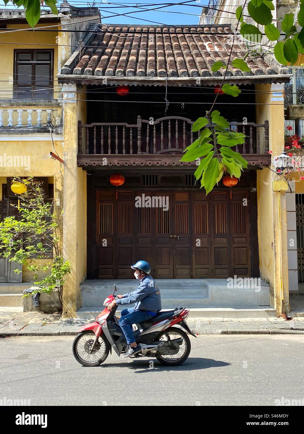 Un homme sur un scooter à Hoi an centre-ville UNESCO, Vietnam. - Image de stock capturée avec un smartphone