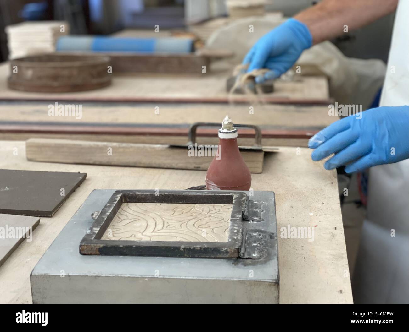 Un céramiste prépare le sable à appliquer sur l'argile dans le processus de fabrication des carreaux portugais. Azeitão, Portugal. Banque D'Images