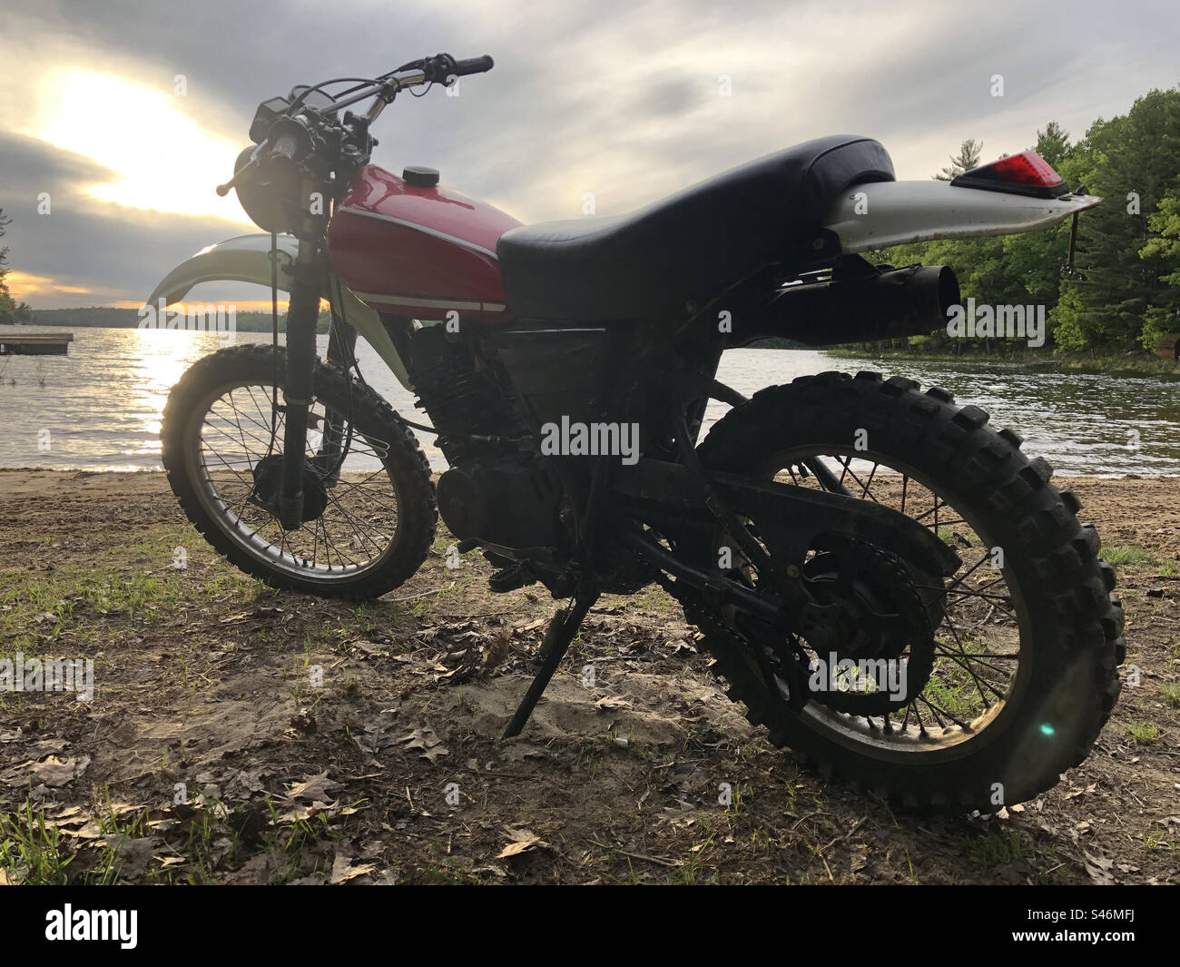 Vélo de terre sur la plage au coucher du soleil, vélo de terre de premier sang Banque D'Images