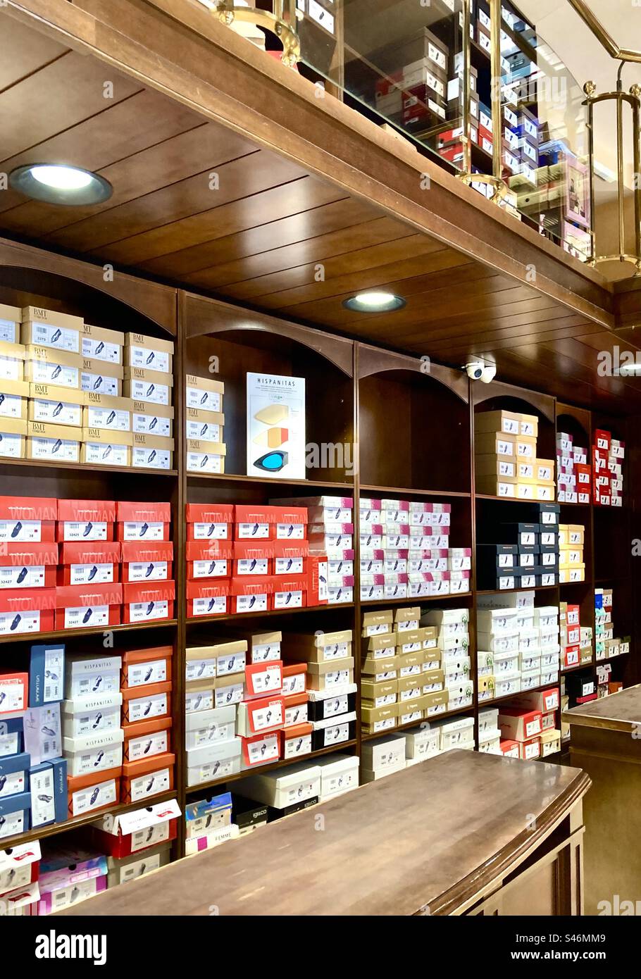 Intérieur d'un ancien magasin de chaussures traditionnel avec des boîtes de chaussures empilées sur des étagères Burgos Espagne Banque D'Images