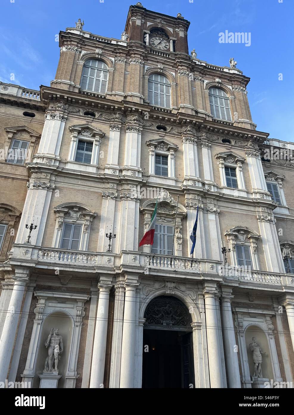 Gros plan sur la façade de la tour centrale et l'entrée du Palazzo Ducale à Modène Banque D'Images