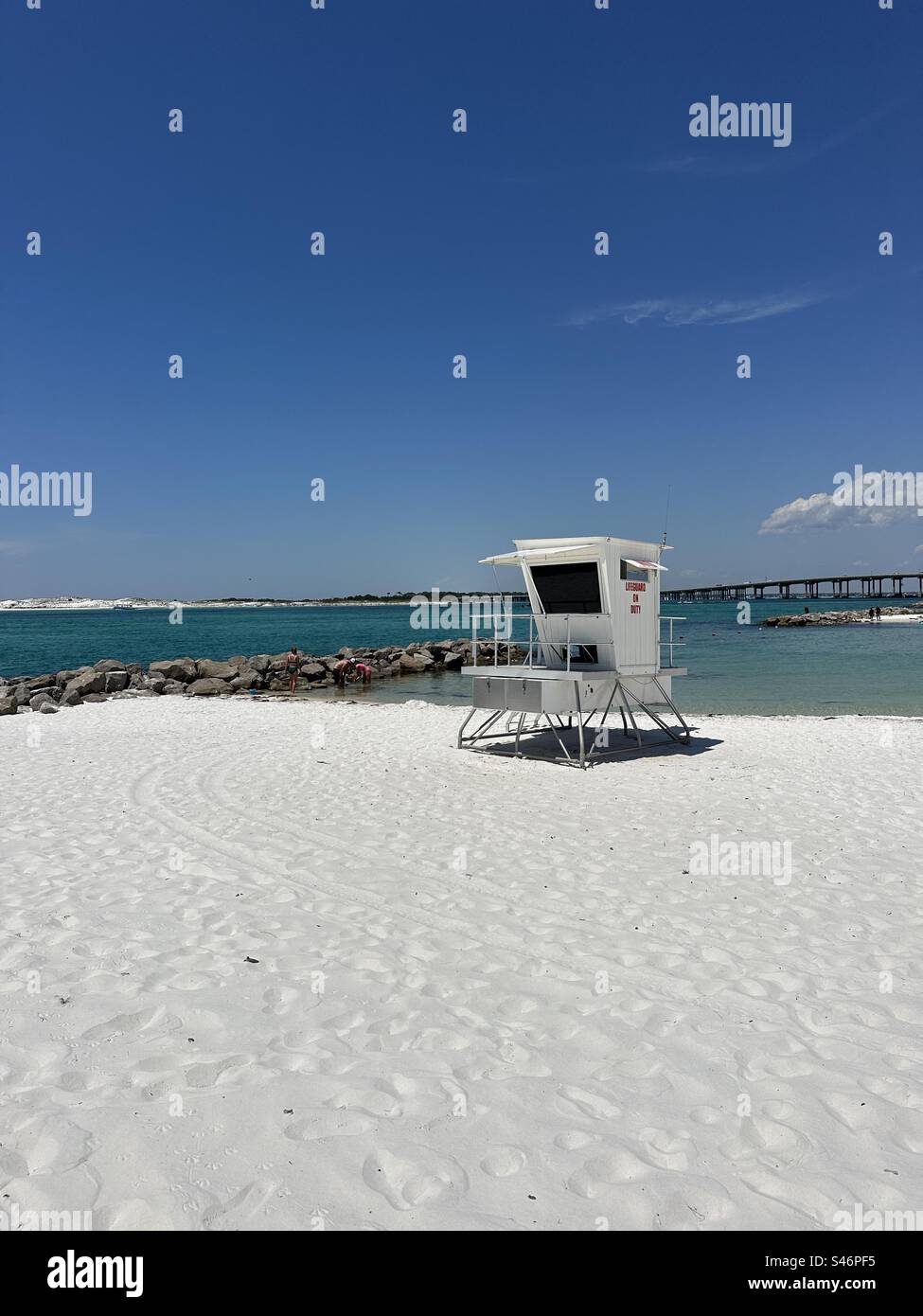 Norriego point destin, plage de sable blanc de Floride avec tour de sauveteur et vue sur l'eau Banque D'Images
