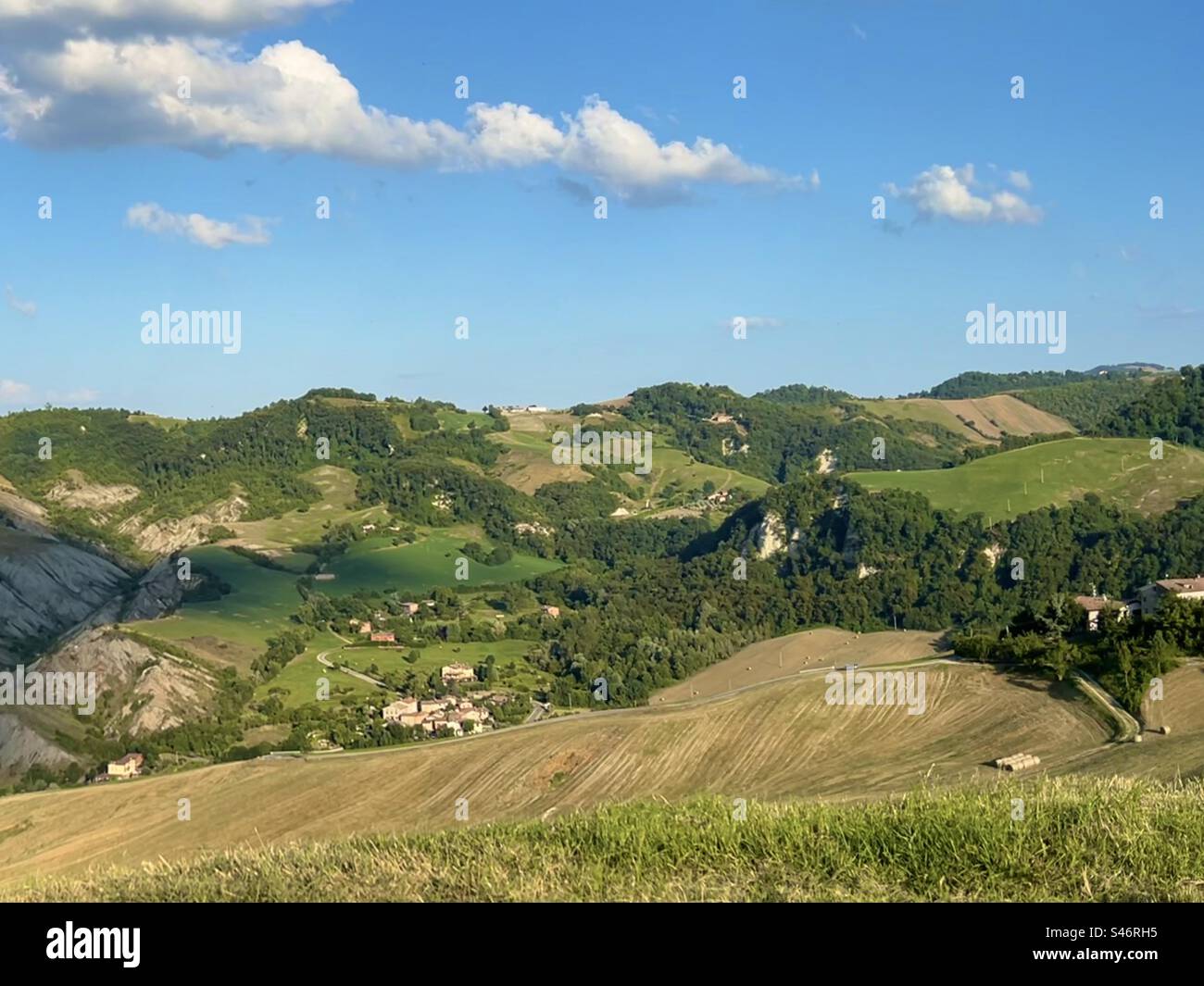 Vallée et collines sous le ciel calme d'été dans les Appenins du nord de l'Italie Banque D'Images