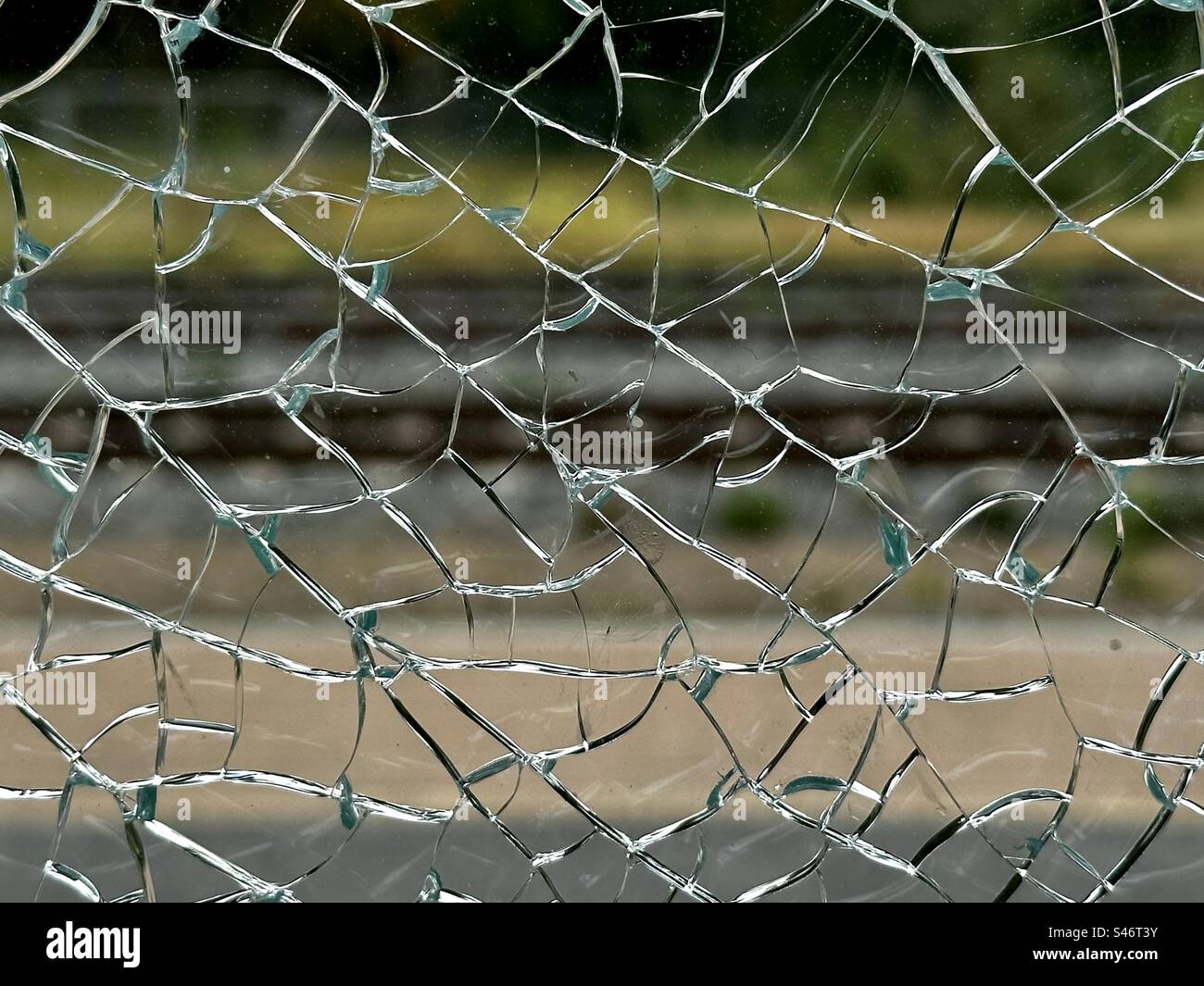 Verre brisé sur l'abri de plate-forme ferroviaire - Image de stock capturée avec un smartphone