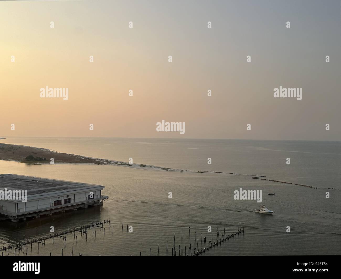 Lever de soleil brumeux avec bateau dans le port Biloxi, Mississippi Banque D'Images