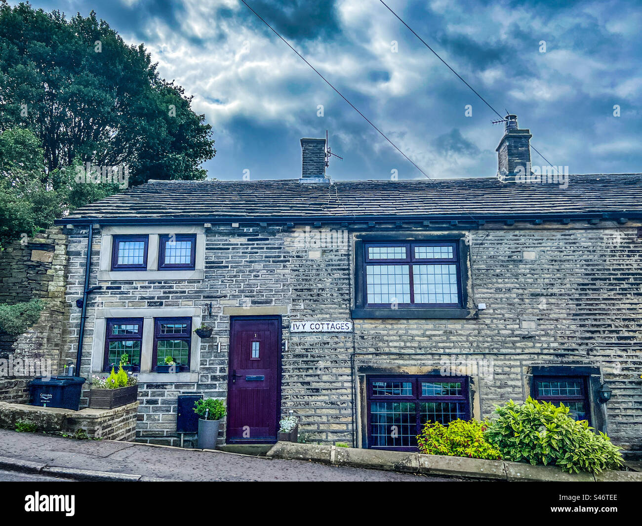 Rangée idyllique de cottages en pierre dans le village Pennines de Barkisland dans le West Yorkshire - Image de stock capturée avec un smartphone