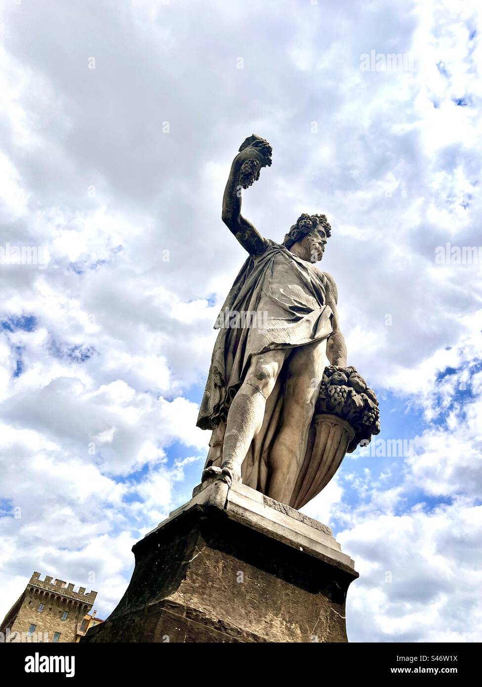 Statue sur le pont Ponte Santa Trinita représentant la saison d'automne. Florence, Italie Banque D'Images