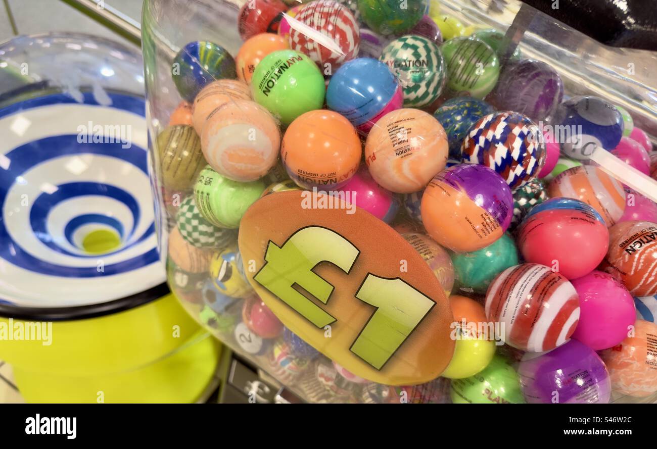 Balles colorées à vendre dans un distributeur automatique à 1 £ dans une station-service d'autoroute Banque D'Images
