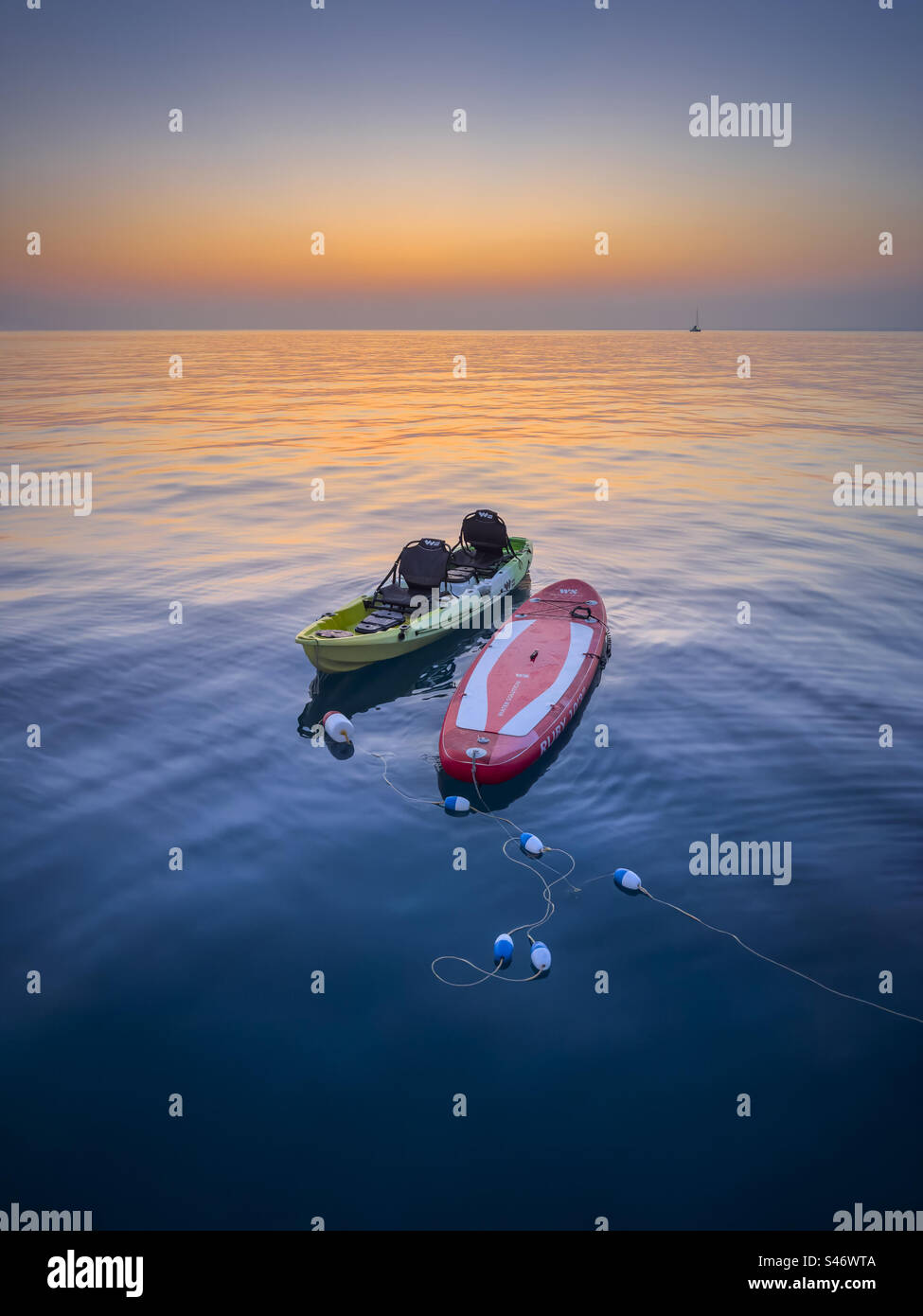 Jouets de mer au coucher du soleil Banque D'Images