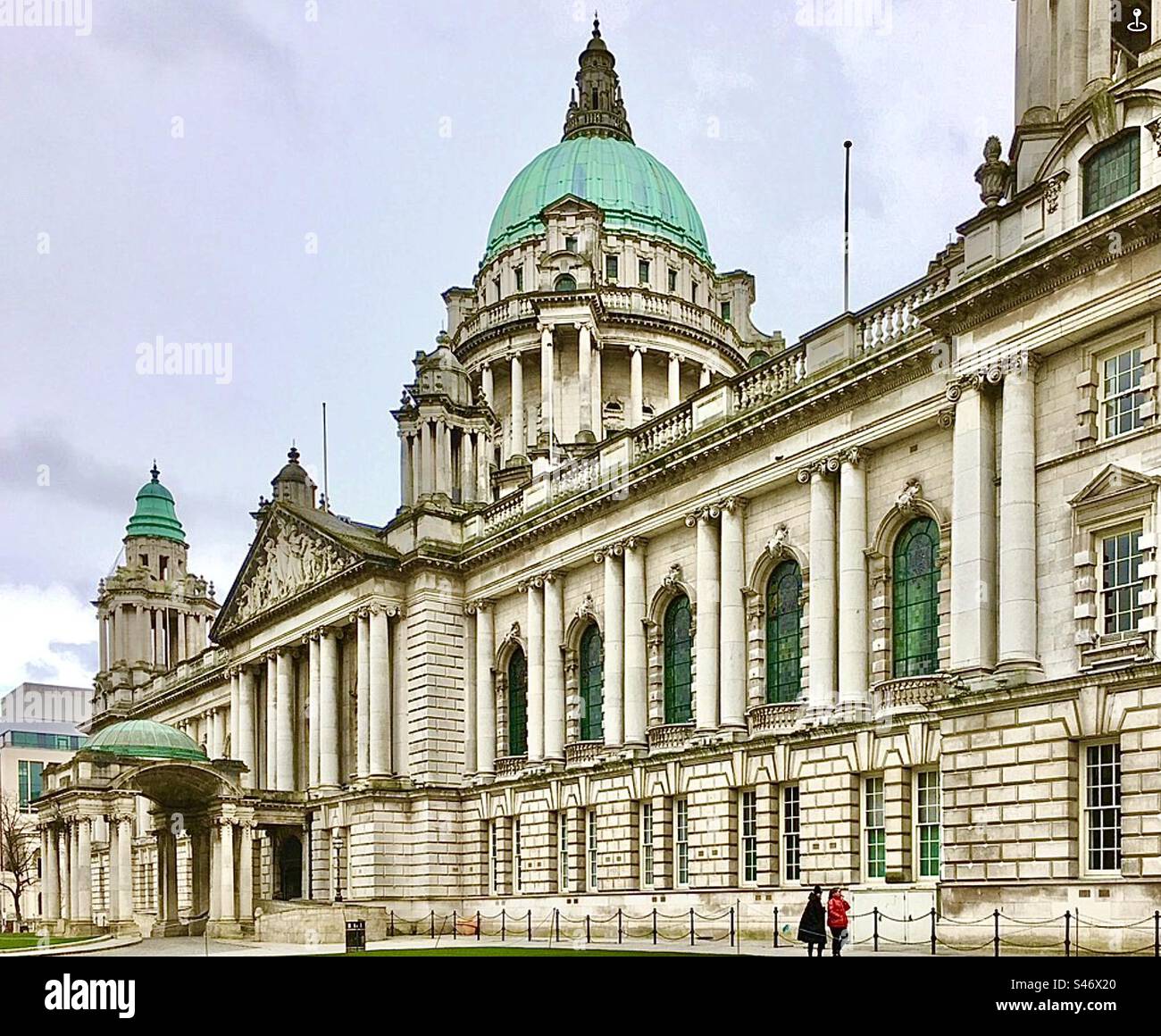 Hôtel de ville de Belfast, Irlande du Nord, un bâtiment classé achevé en 1906 et rénové en 2009. Ce bâtiment majestueux a de nombreuses caractéristiques fines à l'intérieur et à l'extérieur. Il est conçu dans le style « baroque Revival ». Banque D'Images