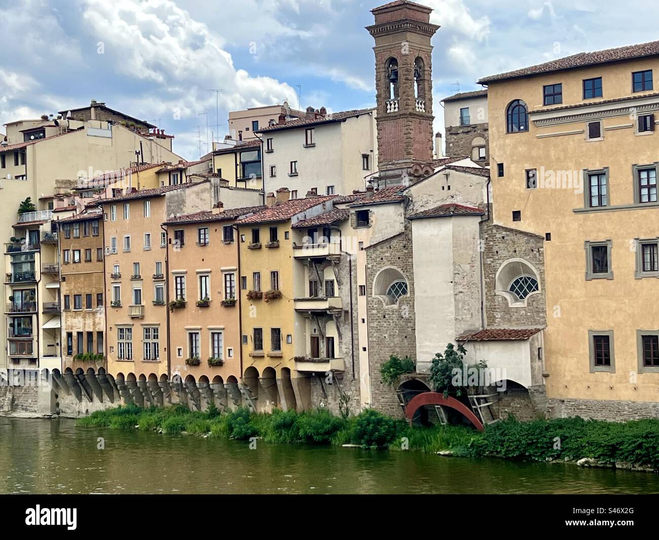 Beaux bâtiments et une tour sur la rive de la rivière Arno à Florence, Italie. - Image de stock capturée avec un smartphone