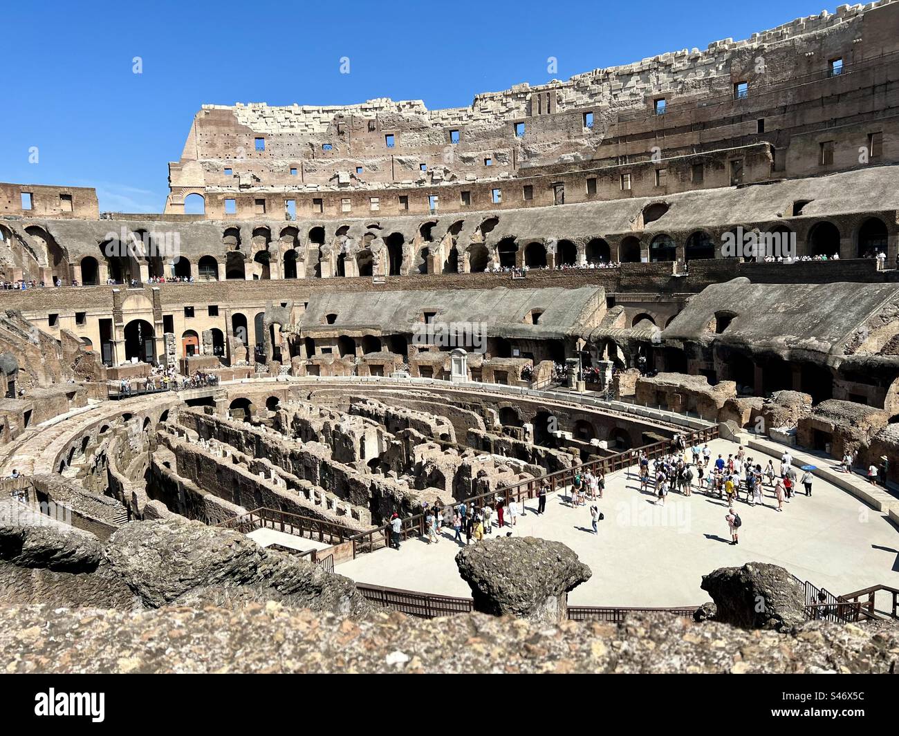 Vue à l'intérieur du Colisée avec le sol de l'arène, par une journée claire d'été. Banque D'Images