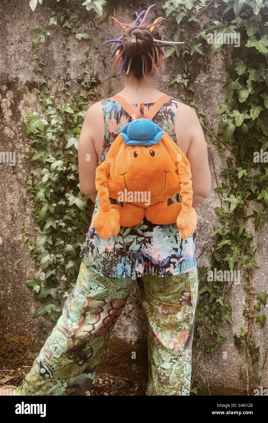 Femme portant un sac à dos MR Tickle Banque D'Images