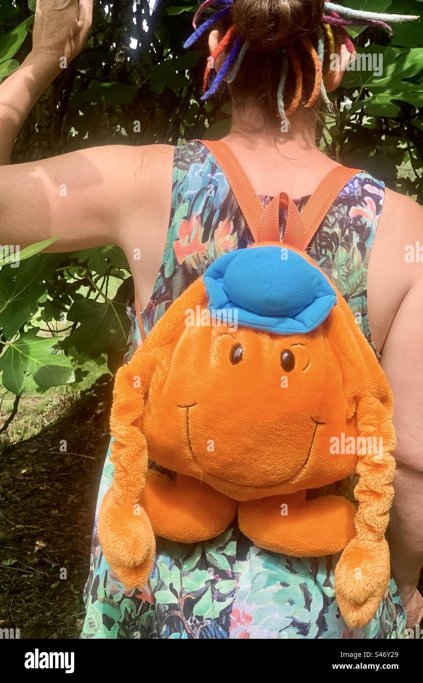 Femme portant un sac à dos MR Tickle Banque D'Images