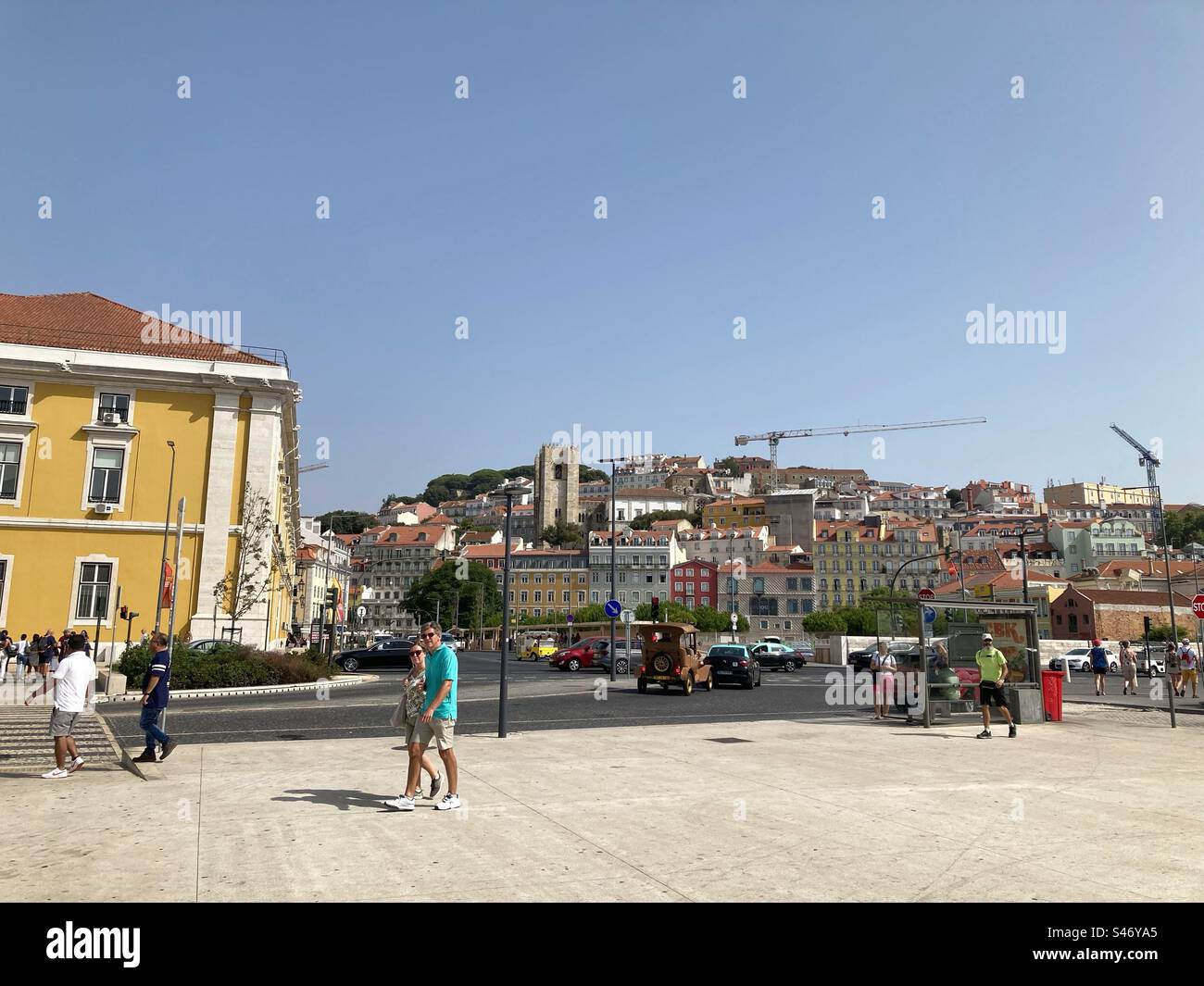 Vue sur la colline São Jorge dans le côté historique de Lisbonne ; avec l'église se et les bâtiments historiques dans cette partie de la capitale. Avec des quartiers traditionnels. POV du côté de la rivière Tejo. Banque D'Images