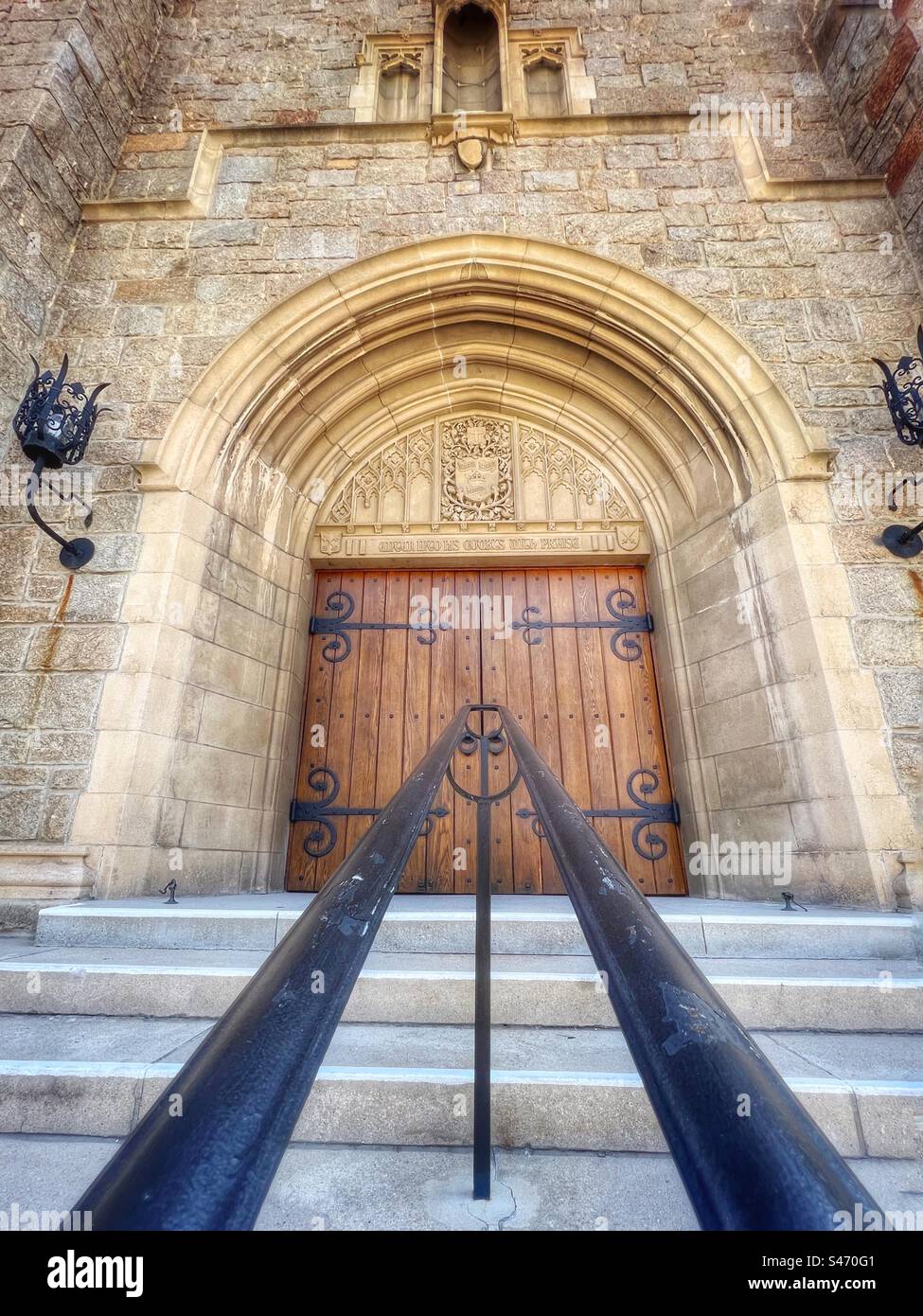 Portes doubles historiques en bois avec main courante en fer dans le bâtiment de l'église en pierre Banque D'Images