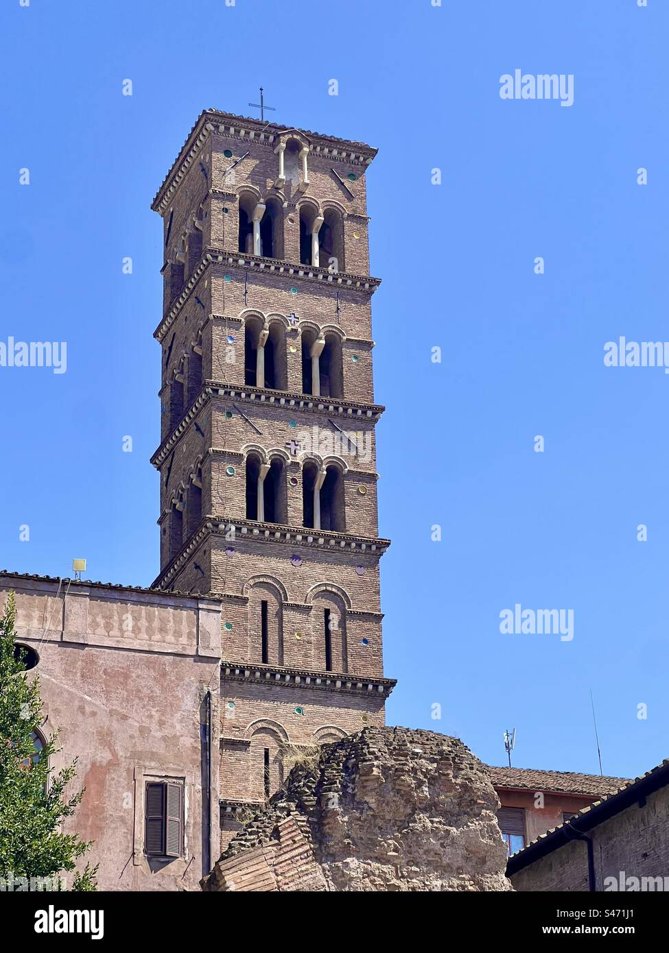 Le clocher de Basilica di Santa Francesca Romana est une église catholique romaine, à côté du site archéologique du Forum romain contre un ciel d'été bleu clair sans nuages, - Image de stock capturée avec un smartphone
