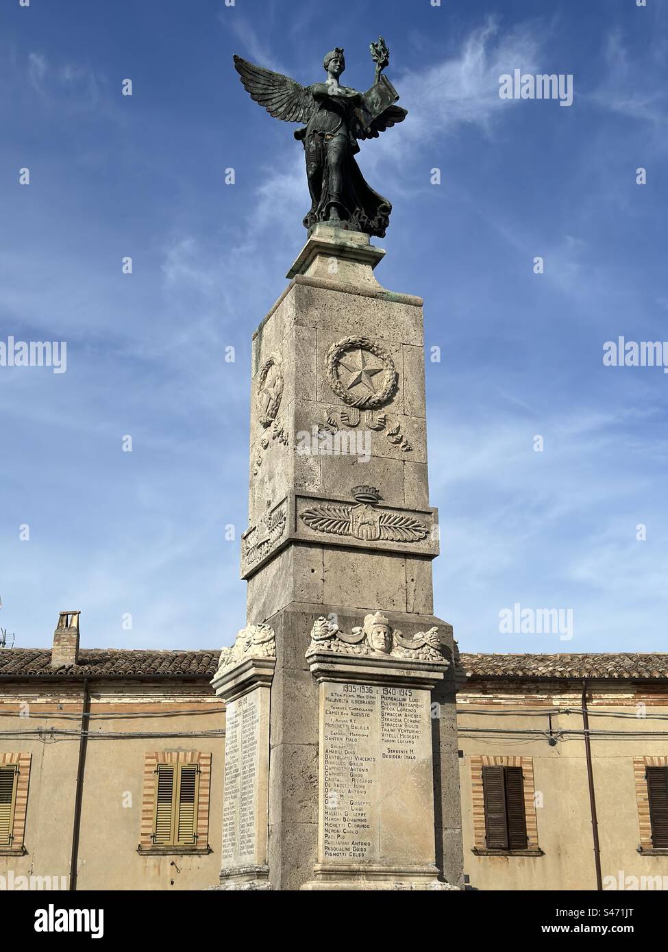 Monument commémoratif de guerre, place Donna Bianca de Tharolis, Ripatransone, région des Marches, Italie Banque D'Images