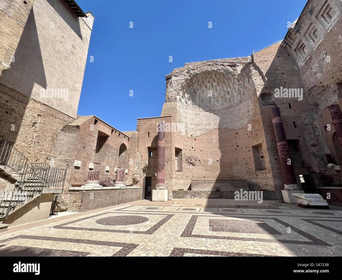 Le Temple de Vénus et Rome situé sur une colline Vélienne dans le Forum romain. Banque D'Images