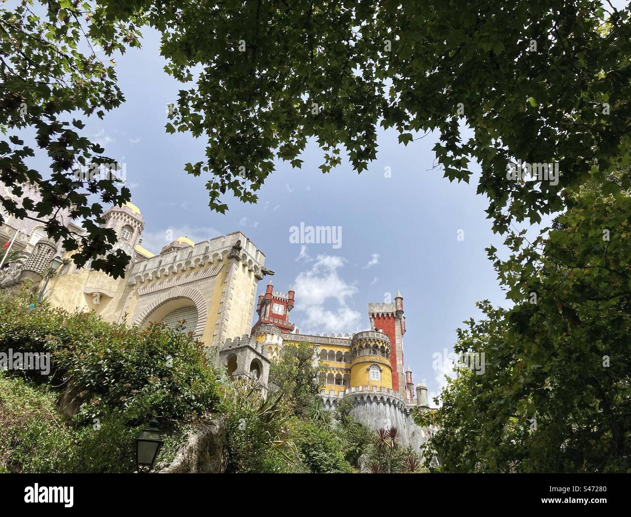 Vue sur le Palais romantique da Peña, Sintra, Portugal. Banque D'Images