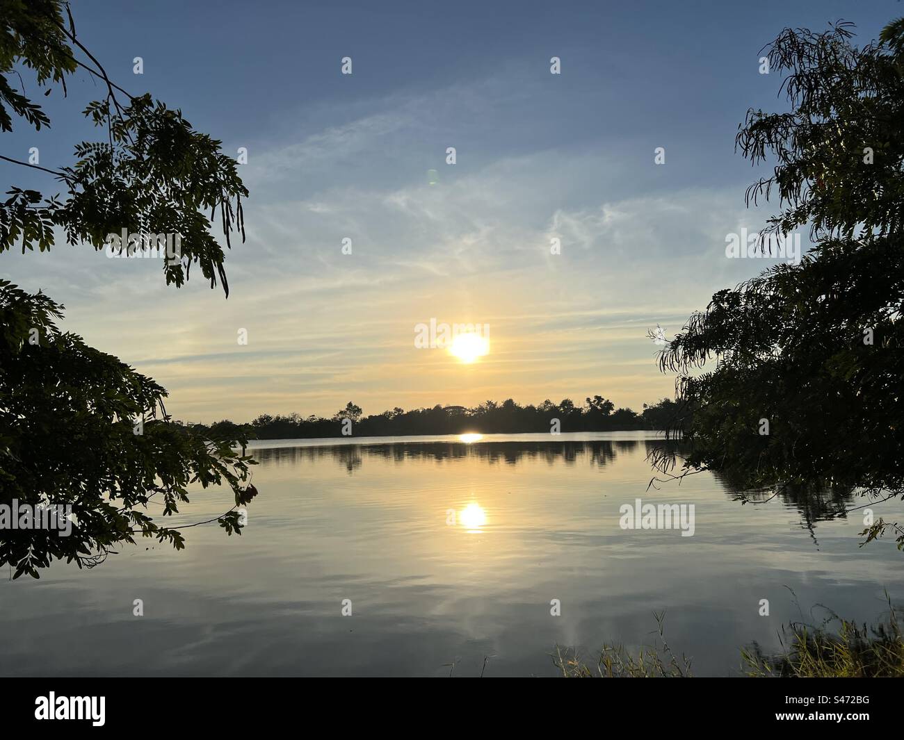 Coucher de soleil sur une rive du lac Banque D'Images