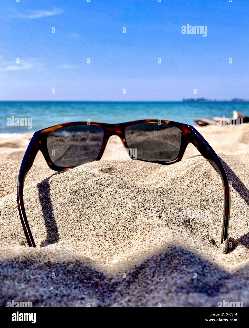 Lunettes de soleil reposant dans le soleil d'été sur Big Sandy Bay Beach Banque D'Images
