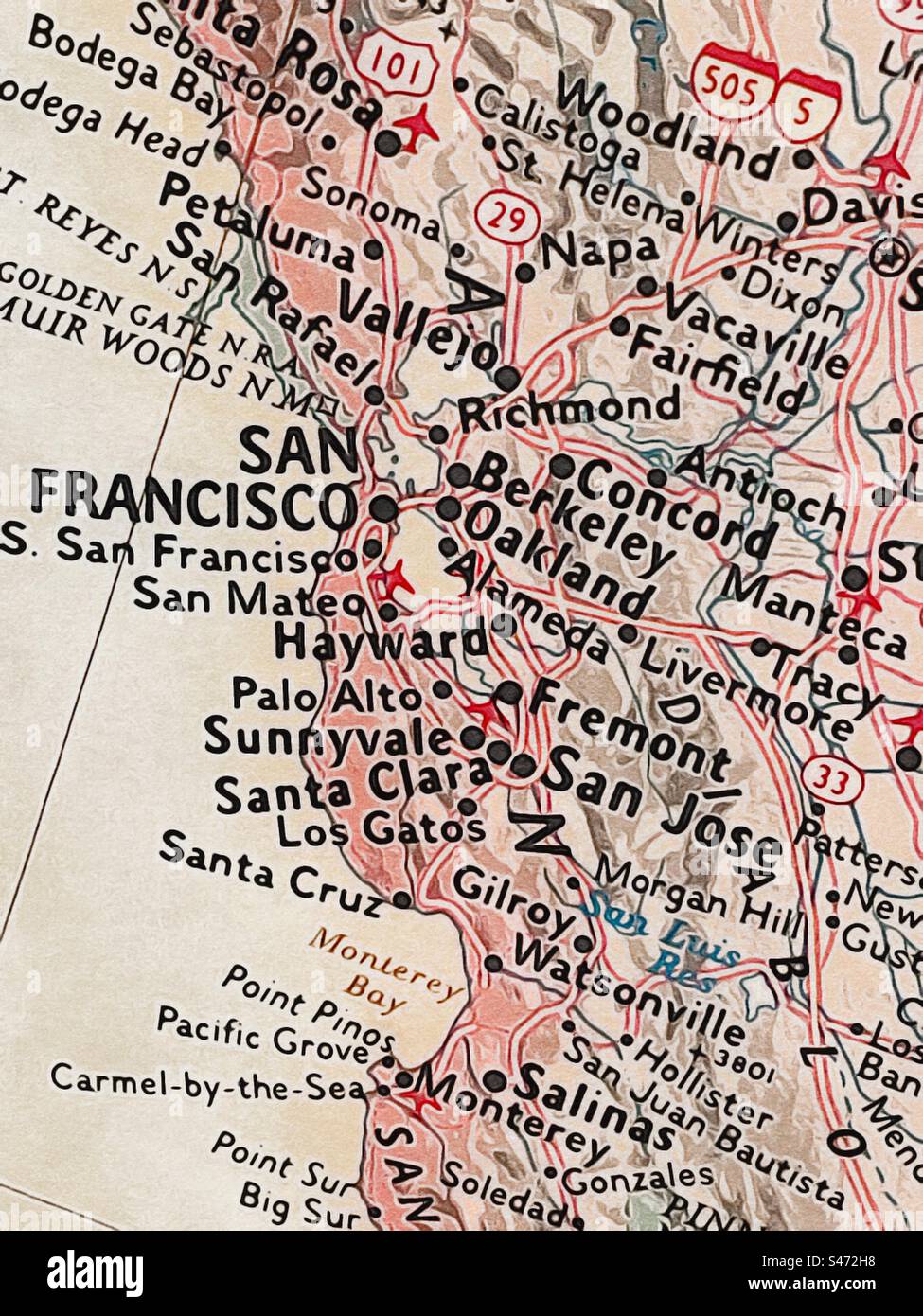 Zoom avant de la région de San Francisco, Californie sur une carte des États-Unis. La photo originale a été transformée en « illustration » en utilisant l’application IOS Brushstroke. - Image de stock capturée avec un smartphone